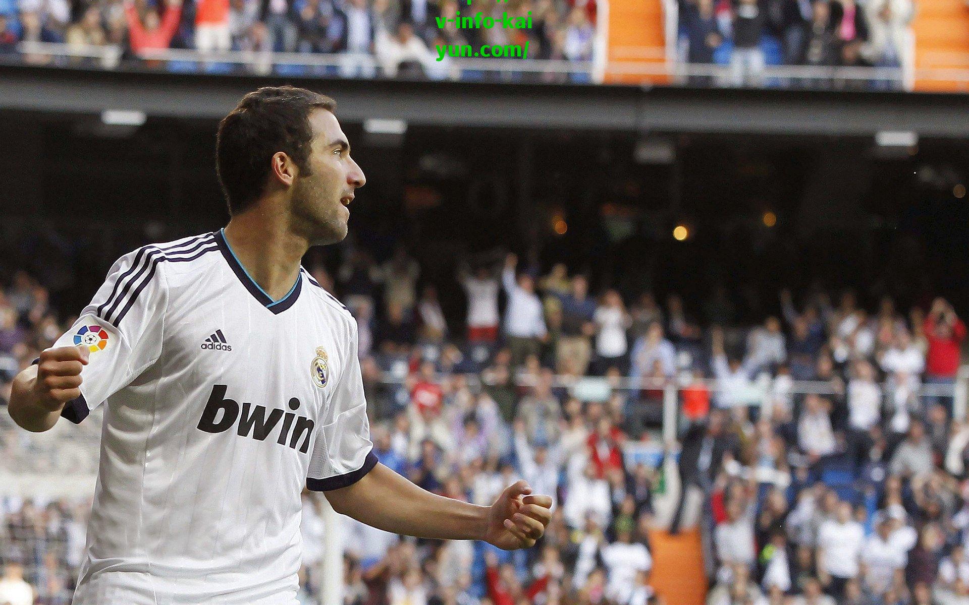 开云官网_三笘薰与妻子补拍结婚照，球场外的琴瑟和鸣，2025年重温2022年喜结连理的美好